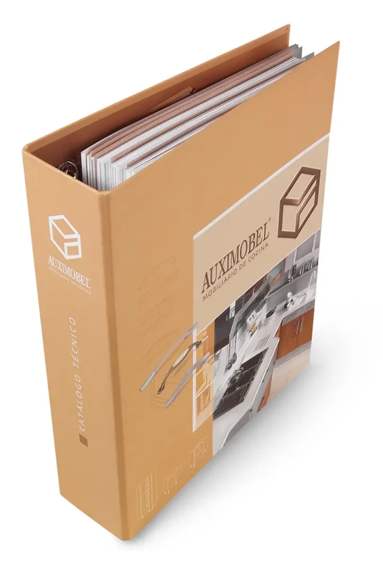 Carpeta de anillas del catálogo de Auximobel, con fotos de cocinas en la portada