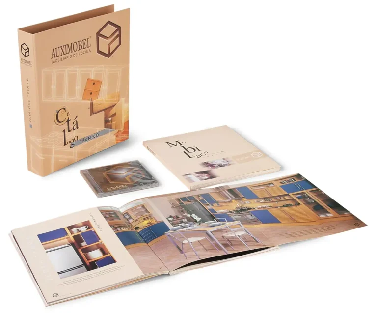Carpeta, catálogo, folleto y CD de Auximobel abiertos sobre una mesa
