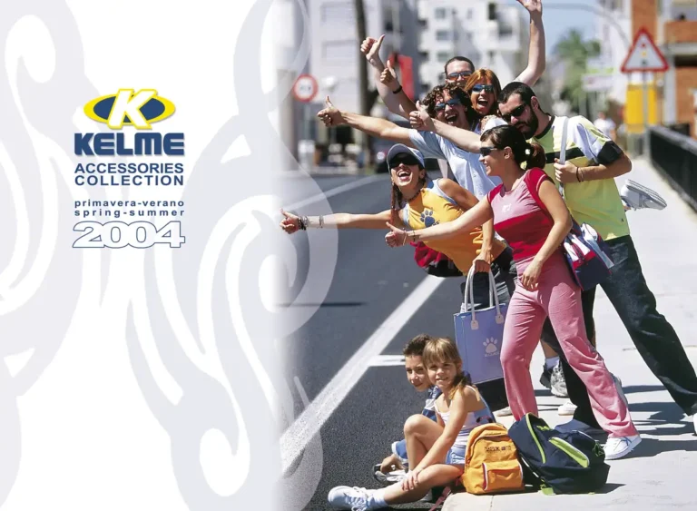 Portada del catálogo de accesorios de Kelme primavera-verano 2004, con un grupo de jóvenes haciendo autoestop