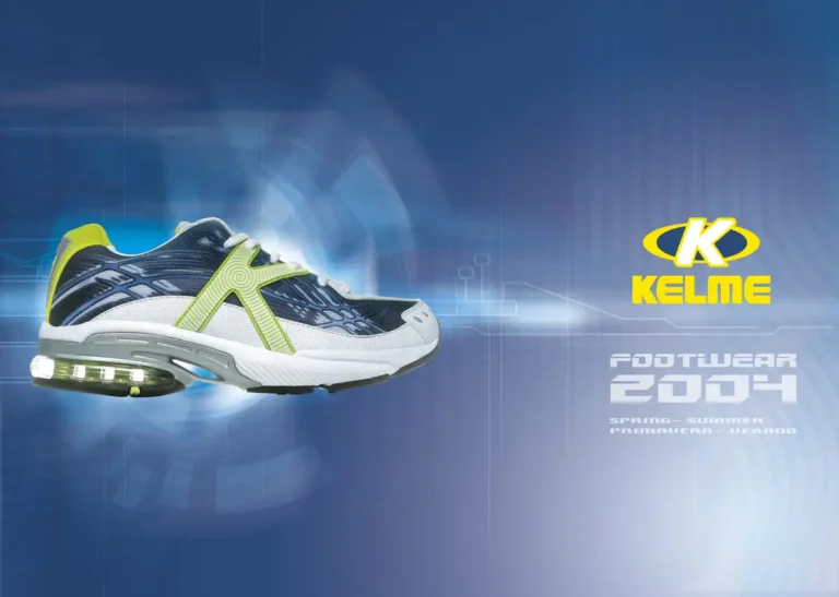 Portada del catálogo Kelme Footwear 2004, con una zapatilla de running sobre fondo azul