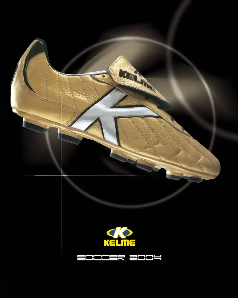 Portada del catálogo Kelme Soccer 2004, con una bota de fútbol dorada sobre fondo negro