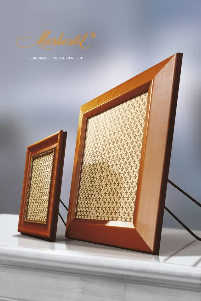 Portada del catálogo Chapados modernos de Markestil, con dos marcos de madera
