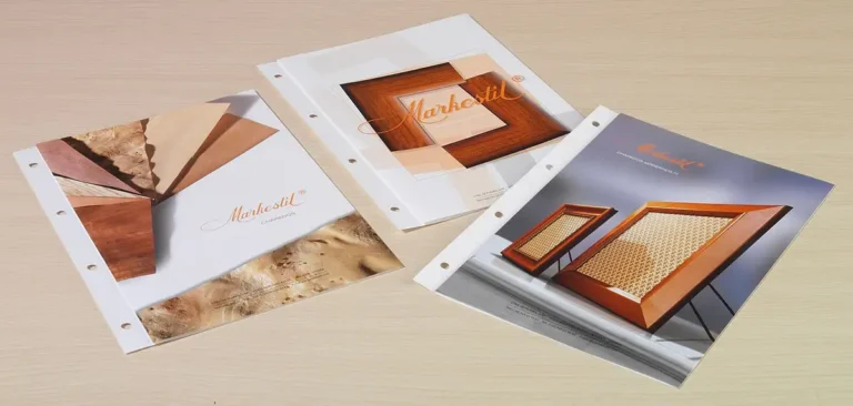 Hojas del catálogo de Markestil con muestras de marcos y de chapados