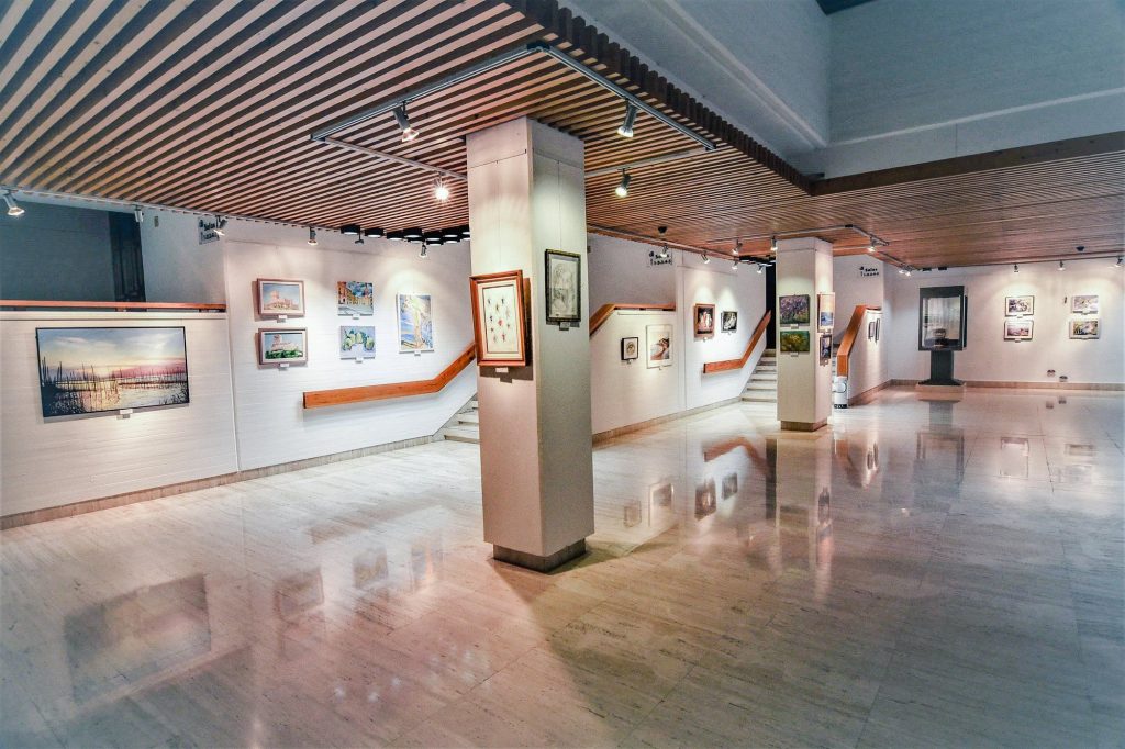 Sala de exposición del Colegio de Médicos de Alicante, con su fondo de arte