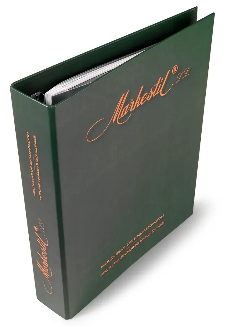 Carpeta de anillas verde de Markestil, con el logotipo en cobre