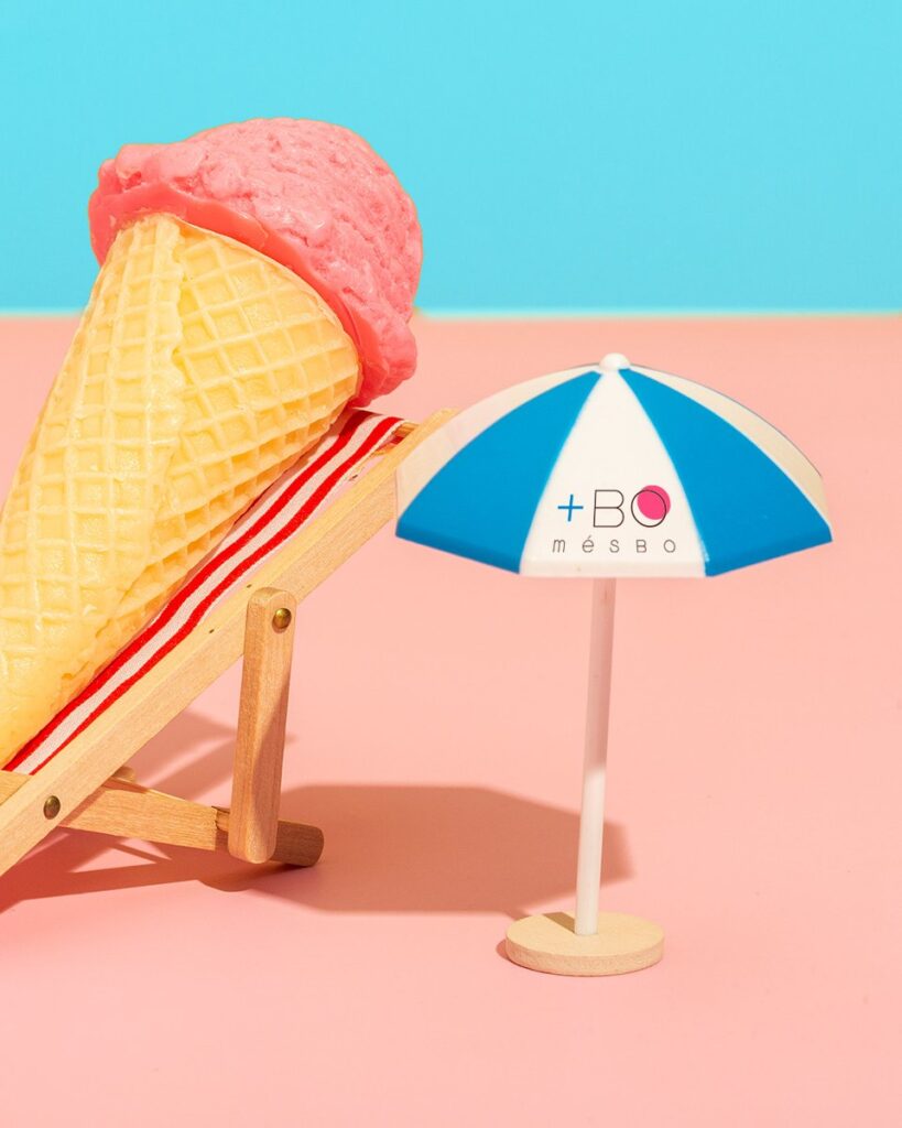 Publicación de verano en Instagram de Helados Mesbó: cucurucho en una tumbona con la sombrilla de la marca